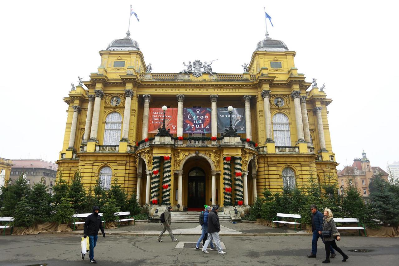 Zagreb: Zgrada Hrvatskog narodnog kazališta poprimila božićno ruho