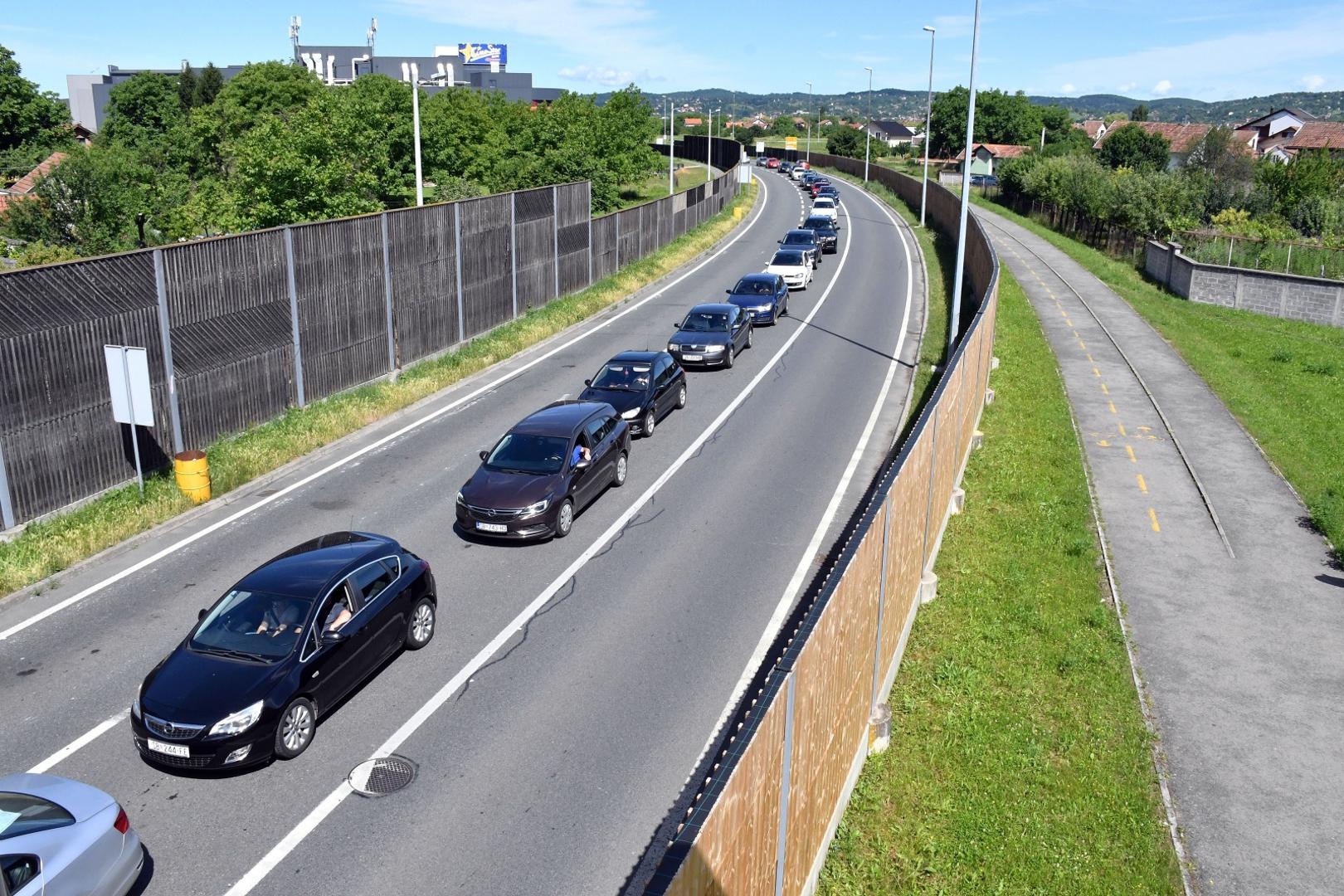 11.06.2020. Slavonski Brod - Na granicnom prijelazu s BiH u Slavonskom Brodu zbog pojacanog prometa vozila stvaraju se vece guzve. Vrijeme potrebno za prelazak granice tijekom dana se neprestano mijenja, a cekanja u oba smjera mogu biti i dulja od pola sata.
Photo: Ivica Galovic/PIXSELL