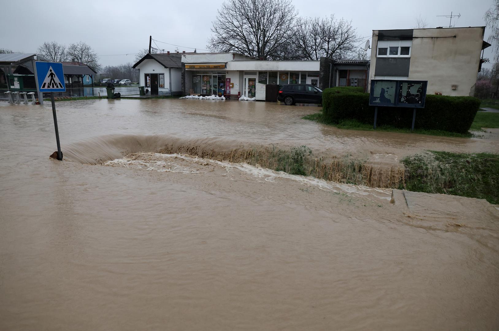 Poplave i u ostalim dijelovima Slavonije dodatno kompliciraju situaciju, a zatvorene su brojne ceste zbog izlijevanja rijeka i poplavljenih naselja. Stručnjaci i nadležne službe nastavljaju pratiti stanje, nadajući se smanjenju oborina.