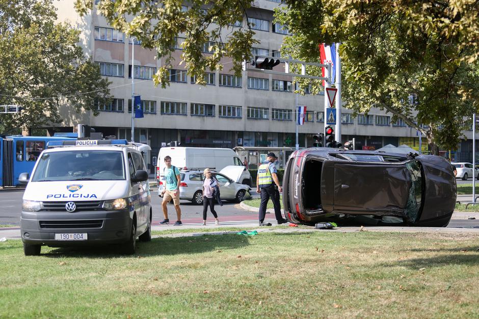 Auto završio na boku u prometnoj na križanju Vukovarske i Koranske