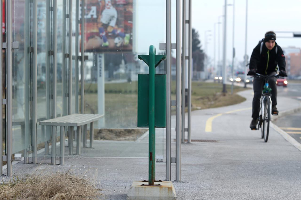 05.03.2013., Zagreb - Zelene kante za smeca na autobusnoj stanici.  Photo: Davor Puklavec/PIXSELL