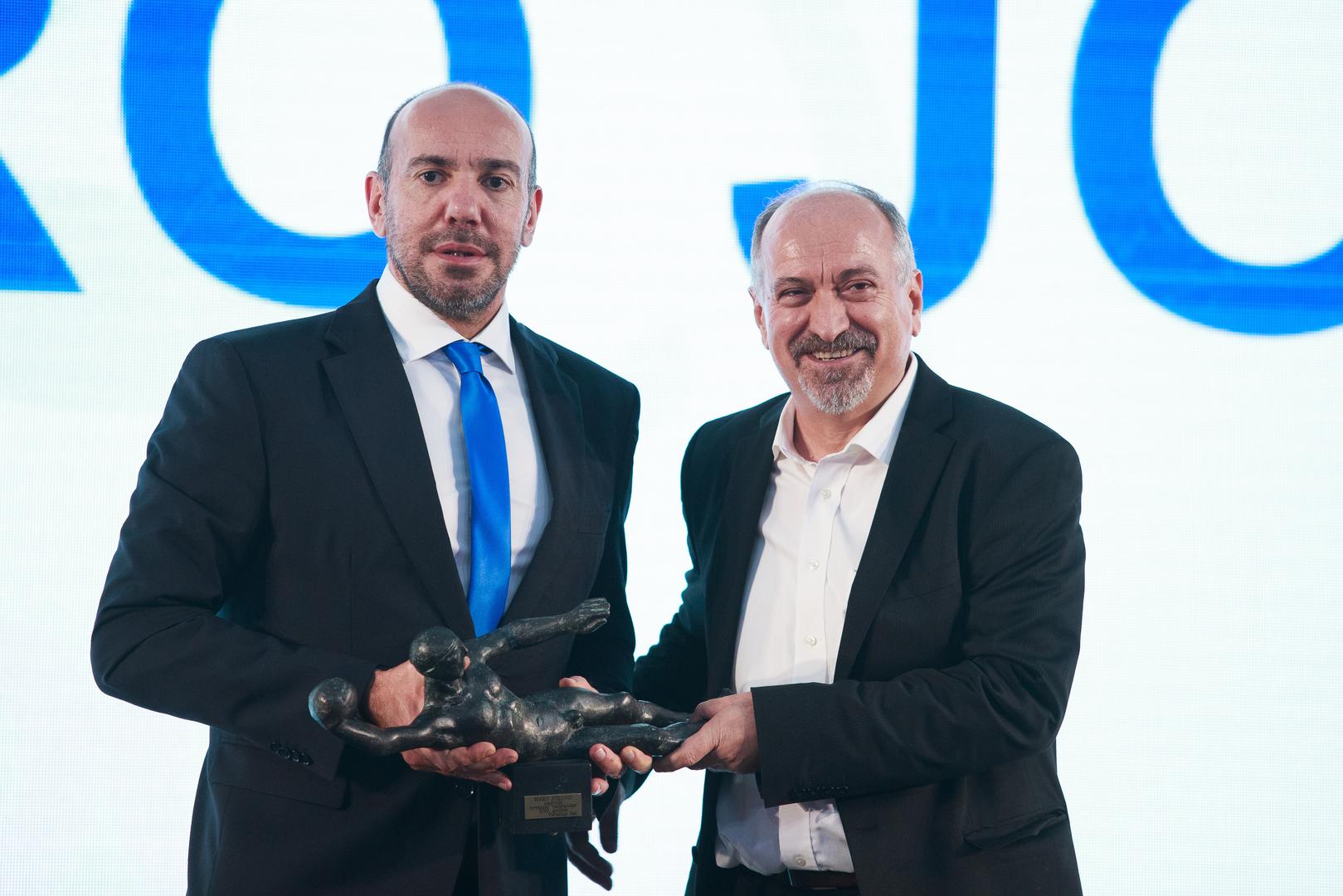Anton Filić predaje nagradu izborniku Ivici Tucaku