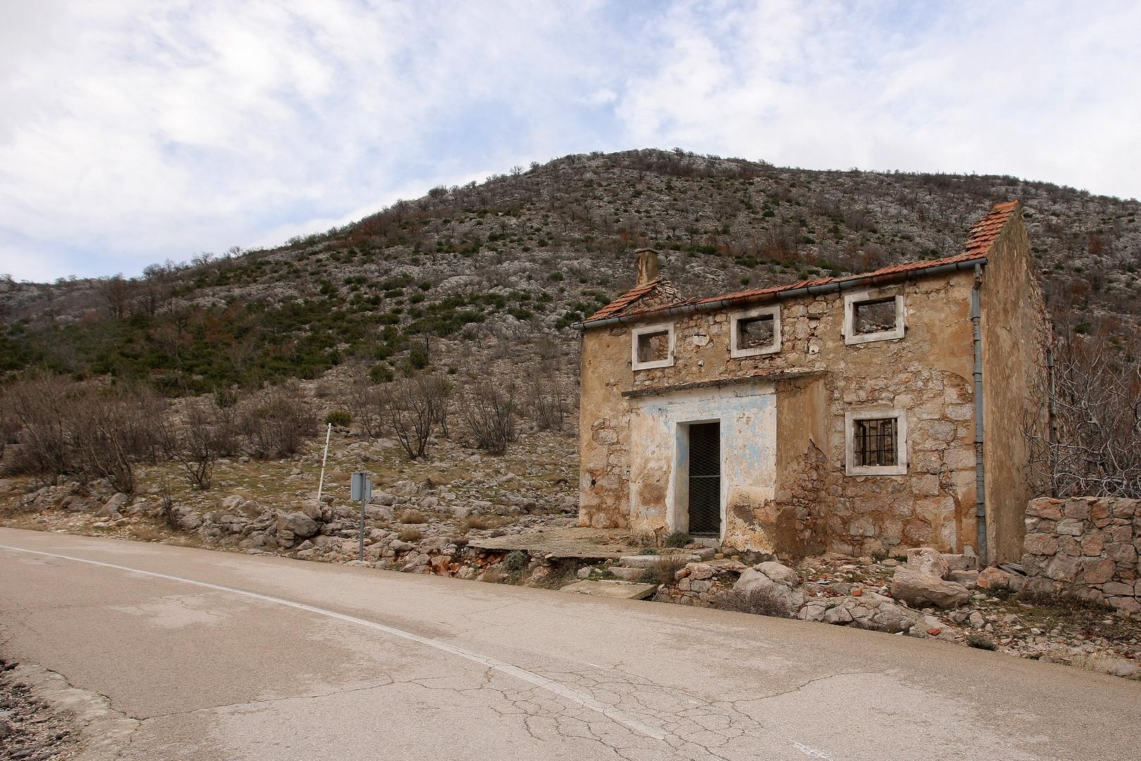 Inače, Modriću je u agresiji ubijen djed pa Luka nije tu odrastao. Obitelj se preselila u zadarski hotel Iž.