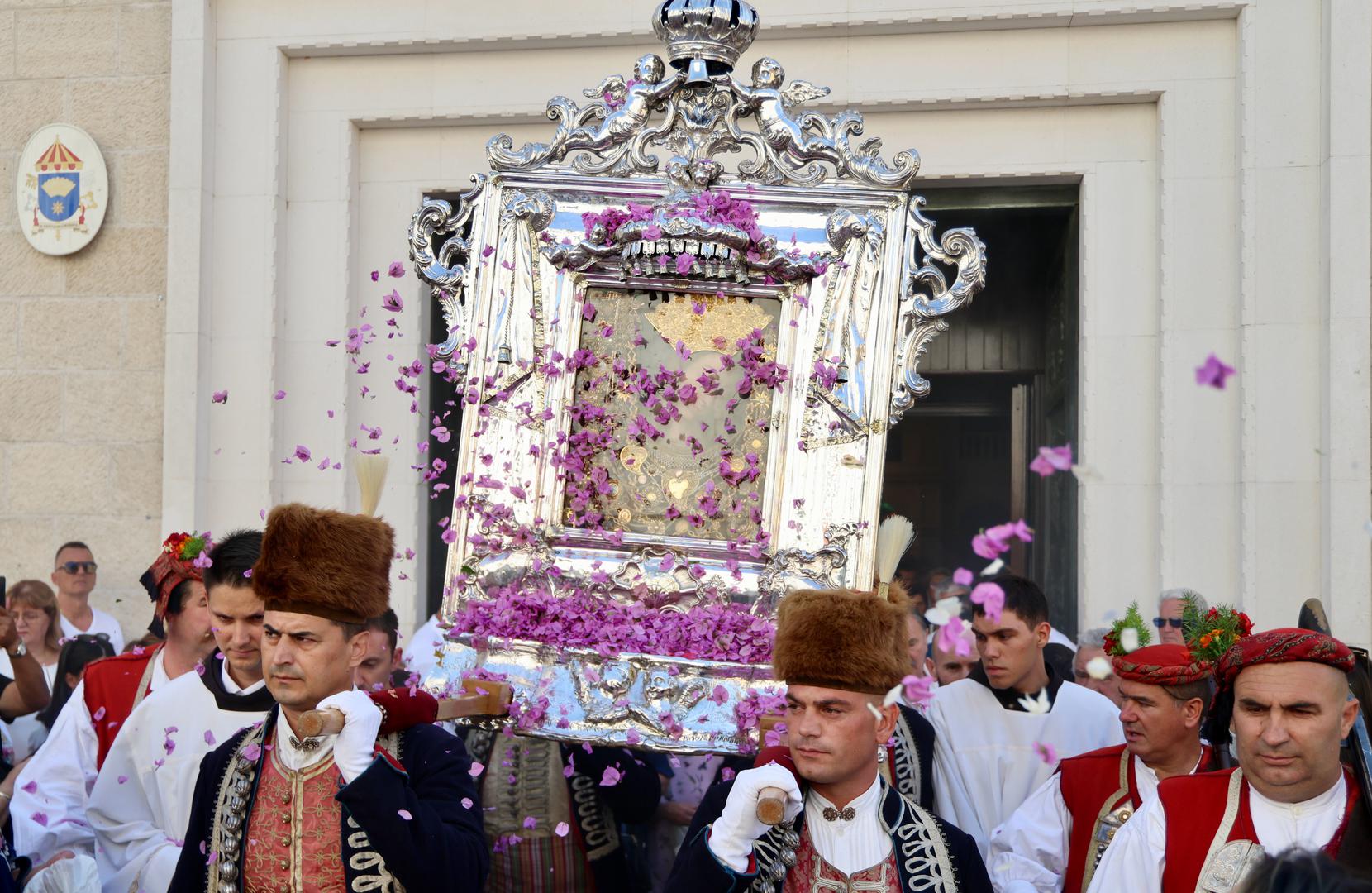 Prema procjenama policije, u procesiji sudjeluje više desetaka tisuća vjernika, a među sudionicima su ministar turizma i sporta  Tonči Glavina, ministar demografije i useljeništva Ivan Šipić, te župan splitsko-dalmatinski Blaženko Boban i gradonačelnik Sinja Miro Bulj.