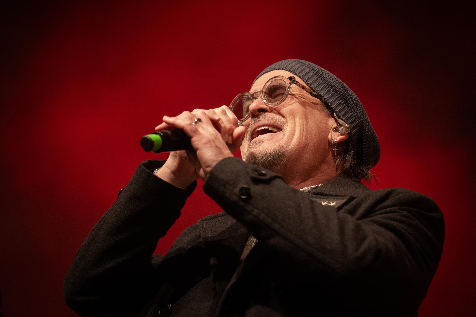 Koncert je održan na otvorenom, na glavnom gradskom trgu, što je dodatno pridonijelo posebnom ugođaju.