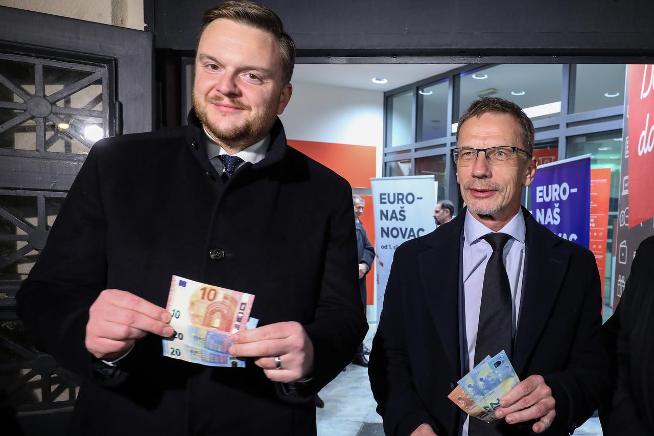 Ministar Primorac i guverner Vujčić na bankomatu podignuli eure