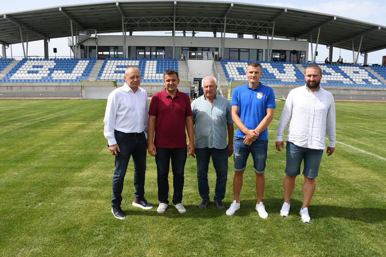 Povodom završetka radova na izgradnji Gradskog stadiona Bjelovar, gradonačelnik Hrebak održao je konferenciju te obišao stadion