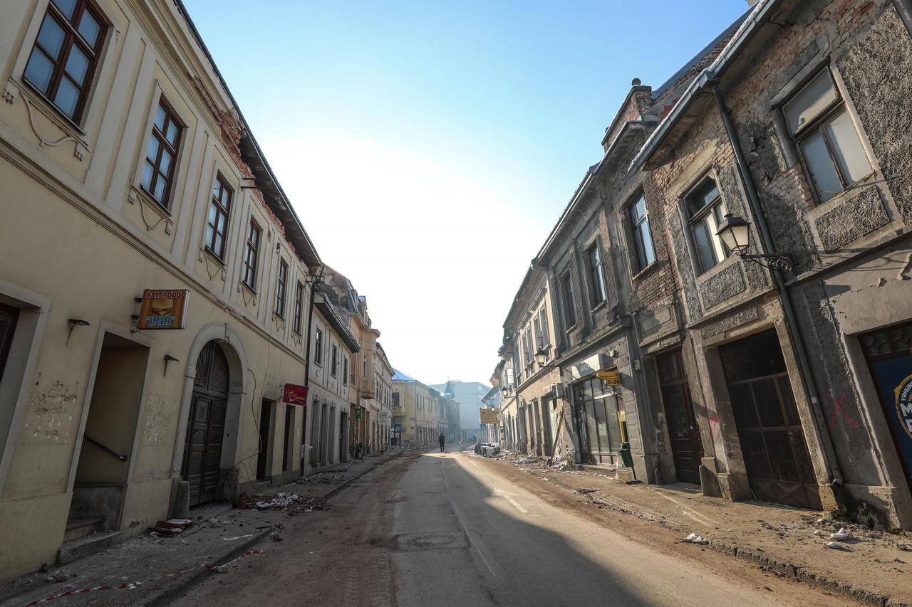 Prazna Petrinja: Potres razrušio centar grada
