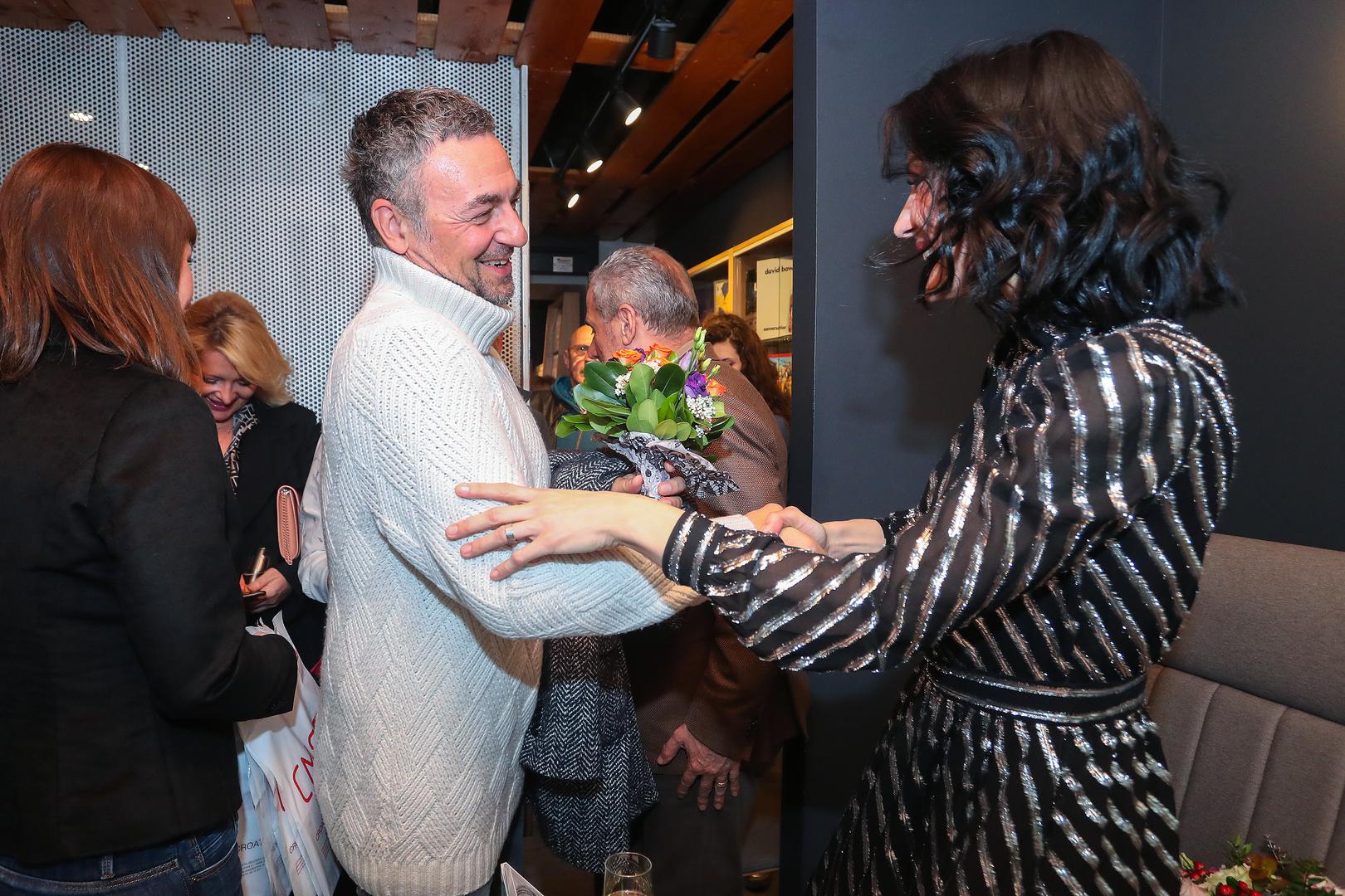 Na novom albumu Ani je čestitao i kolega Sandi Cenov, te kolegice Sandra Bagarić i Marija Husar Mlinac. 