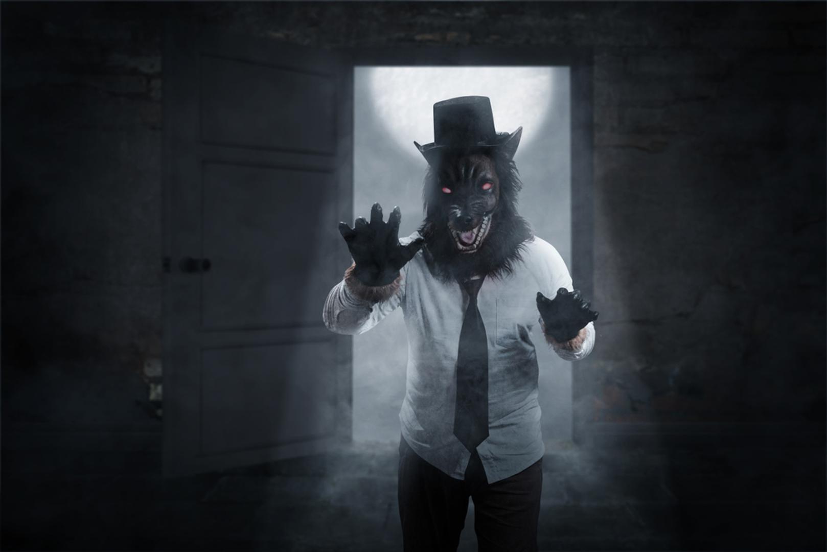 Vuk i sedam kozlića: U starijim verzijama priče vuk proguta cijele kozliće, a majka koza ih u trbuhu nalazi žive, kao da je to najnormalnija stvar na svijetu. Zatim slijedi prizor koji današnjim roditeljima zvuči kao čisti horor: vuku se raspara trbuh, kozlići se izvade, unutra se utrpa kamenje i sve se zašije. Kad vuk ode na bunar, kamenje ga povuče na dno. I čiča miča, gotova je priča! 