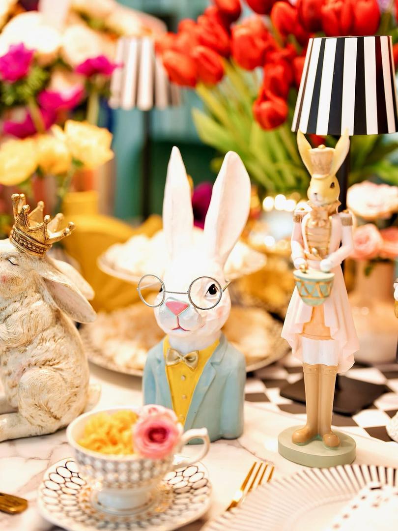 - Sretan Uskrs, dragi moji… Uskrs je vrijeme kada srce zastane na trenutak i u tišini zahvali za dar života, ljubavi i radosti… Neka vam ovaj blagoslovljeni dan donese obilje mira, nade i nježnih trenutaka koje ćete zauvijek nositi u sebi. Neka svaki novi početak procvjeta poput proljeća u vašim dušama…