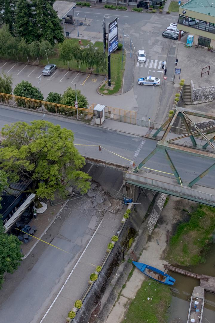 Prema dostupnim snimkama koje su objavili lokalni mediji u BiH urušila se ograda dijela mosta koji je izgrađen početkom 60-ih godina prošlog stoljeća.

