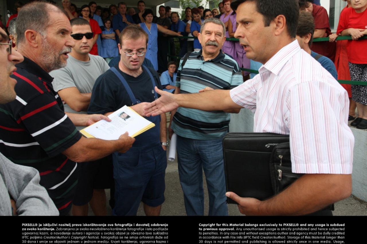 '30.08.2010.,Split - Radnici i predstavnici sindikata s nestrpljenjem su iscekivali rezultate razgovora s kandidatem za ravnatelja DES-a.Na kraju je od kandidata predlozen Mario Mestrovic koji po izla