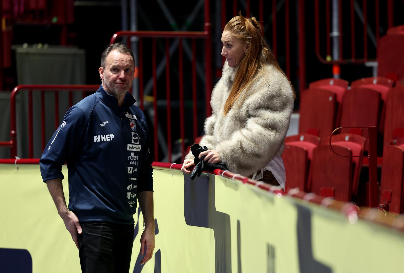 Kako doznaje portal Net.hr iz izvora bliskog izborniku Sigurdssonu, riječ je o samozatajnoj Islanđanki Ási Ingi Þorsteinsdóttir. 