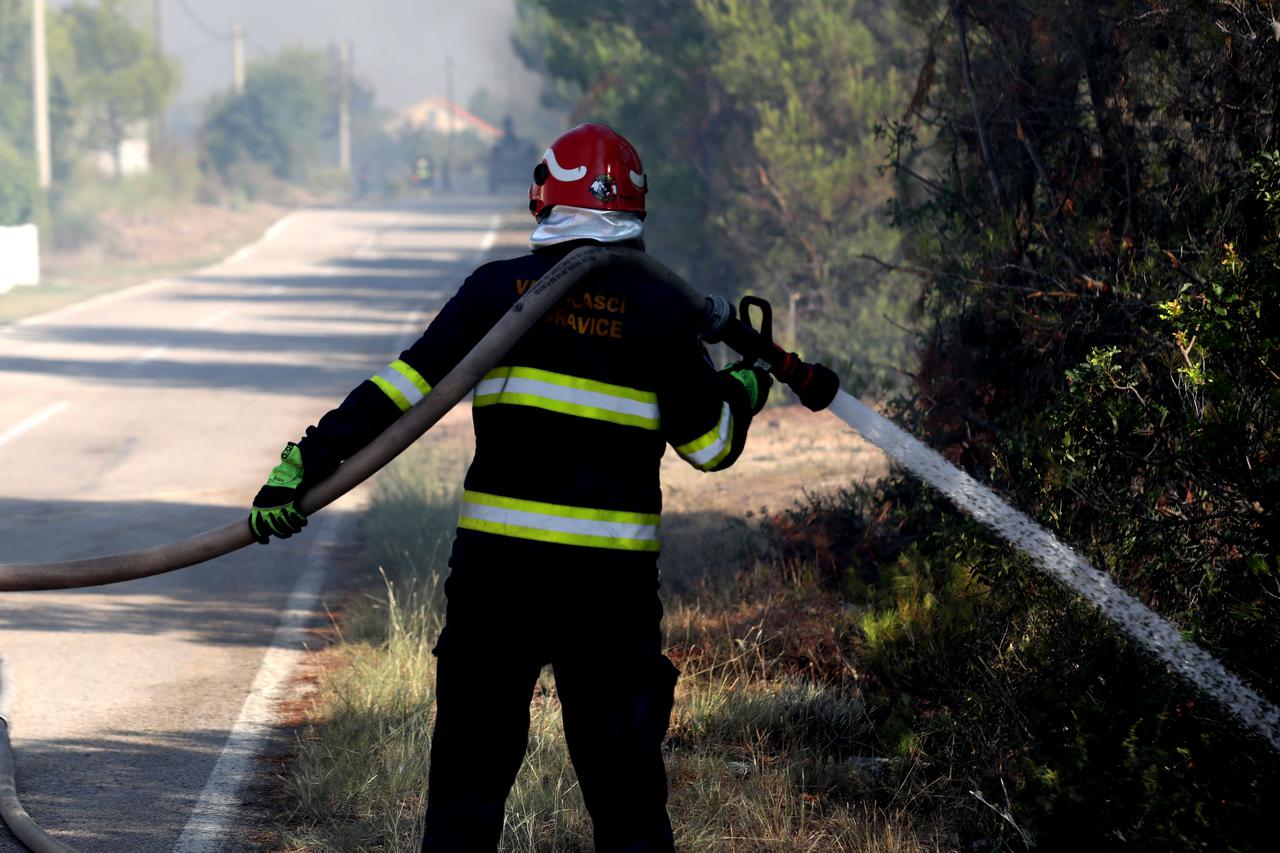 Borba vatrogasaca s požarom na potezu Plastovo i Dubravica nedaleko NP Krka