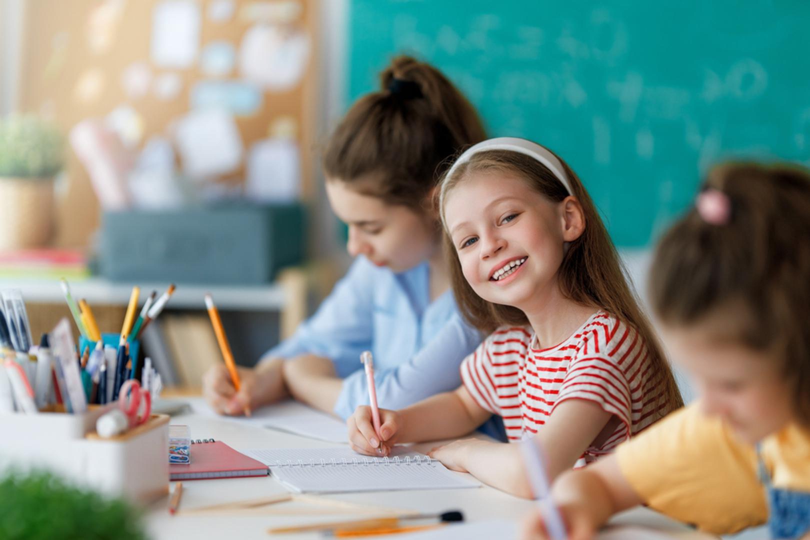 Odmaranje i emocionalna ravnoteža: Nije presudno imati skupe školske potrepštine, već djecu dovoditi u školu odmorenu, nahranjenu i emocionalno stabilnu. Također je važno da učenici znaju osnovna pravila poput slušanja, praćenja uputa i prelaska iz jedne aktivnosti u drugu. Ako nauče to od kuće, znat će slijediti pravila i u školi.