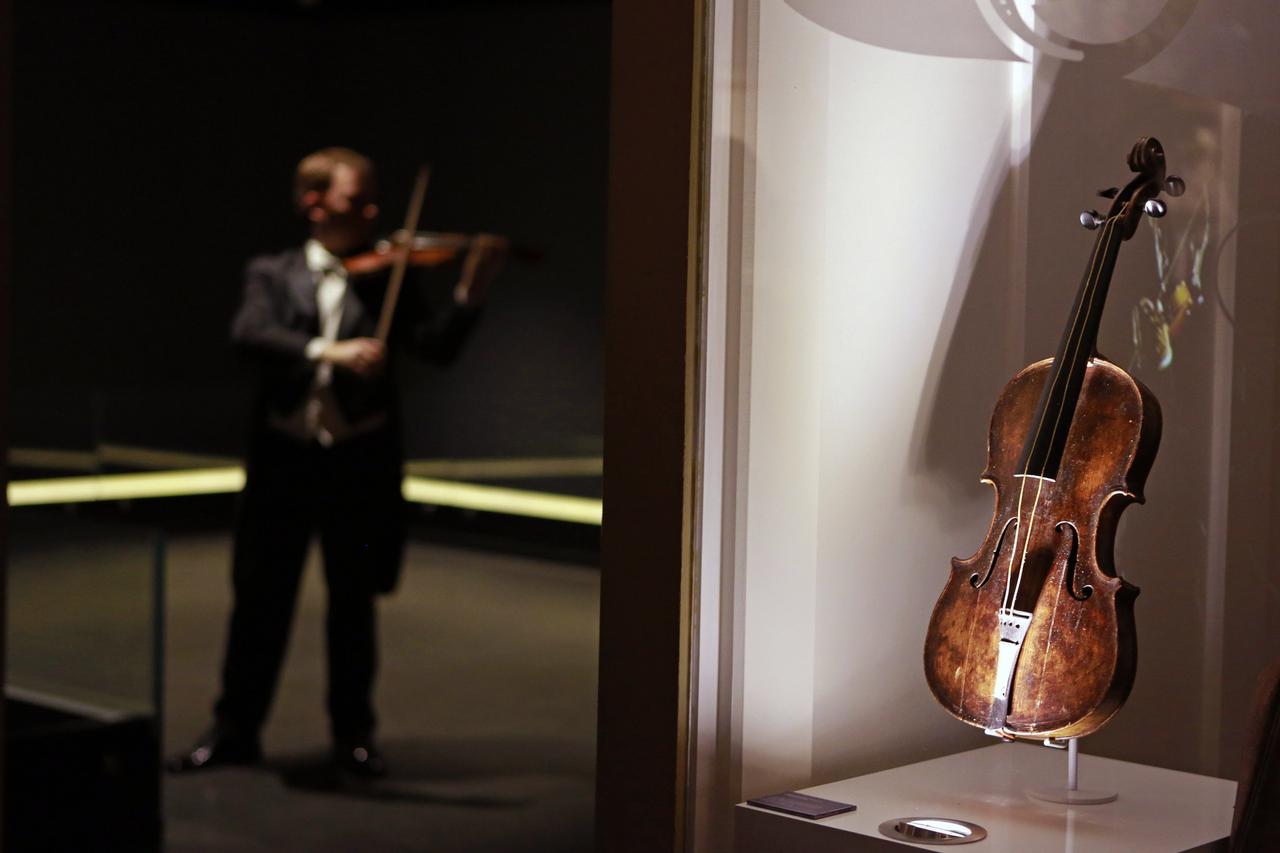 Violina s Titanica, portal