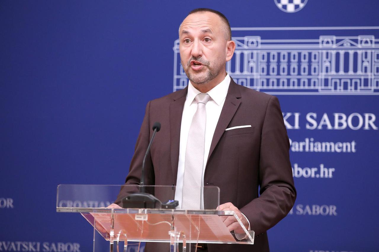 Zagreb: Hrvoje Zekanovi? o temi  "Nafta i Srbija"