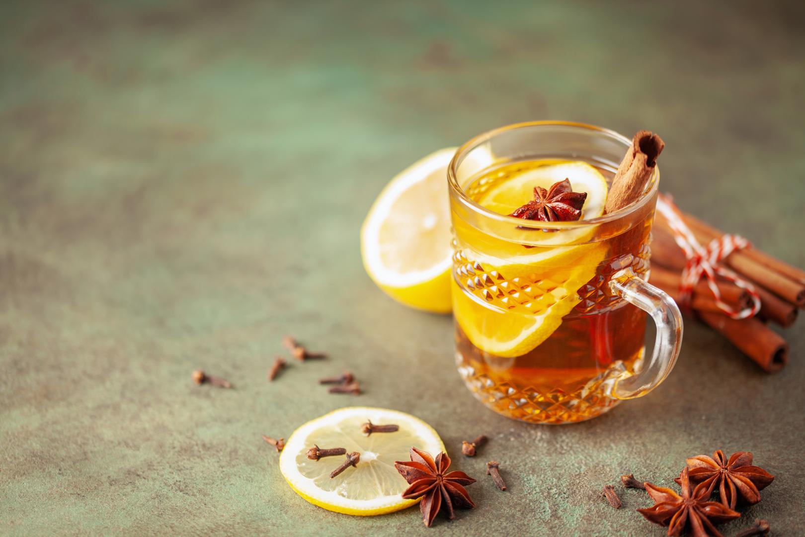 3. Hot Toddy s viskijem i ciderom: Ovaj križanac između kuhane jabukovače i Hot Toddyja nevjerojatan je za hladne zimske večeri s prijateljima, a sigurno će svima stvoriti blagdansko i veselo raspoloženje. Potrebno je: 4 lagano zdrobljene mahune kardamoma, 1 klementina narezana na kriške (u svaku stavite 2 klinčića), 1 limun narezan na kriške (dodajte klinčiće), 100 mililitara viskija, 100 mililitara likera od naranče, 3 žlice meda (oko 45 mililitara), 1 litra cidera, 4 štapića cimeta i svježe nariban muškatni oraščić za ukras. Stavite sve sastojke u veliki lonac i zagrijavajte na laganoj vatri dok se napitak ne ugrije. Ulijte u 4 čaše otporne na toplinu. Ukrasite s malo svježe naribanog muškatnog oraščića.