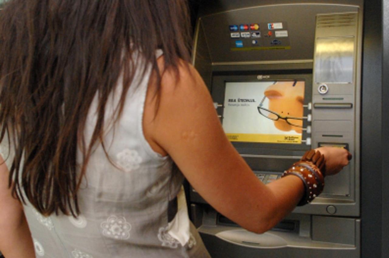 '02.09.2009.....Zagreb...unu.....Ilustracija umetanja kartice u bankomat Raiffeisen bank zbog slucaja Renate Rasic i njezine kartice koja je navodno skenirana.Photo:Marko Prpic/VLM/PIXSELL'