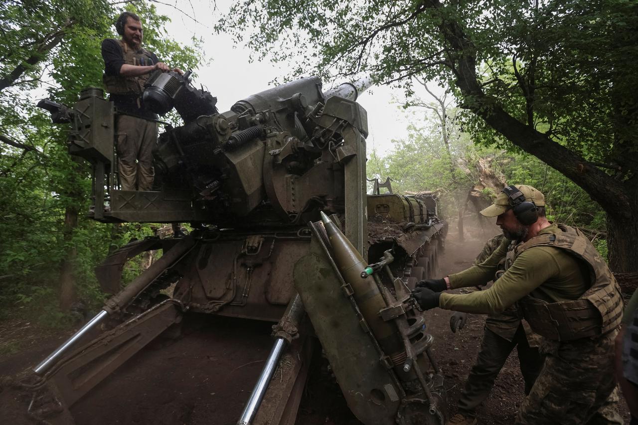 Servicemen of the Ukrainian Armed Forces fire a self-propelled gun toward Russian positions on a front line in Donetsk region