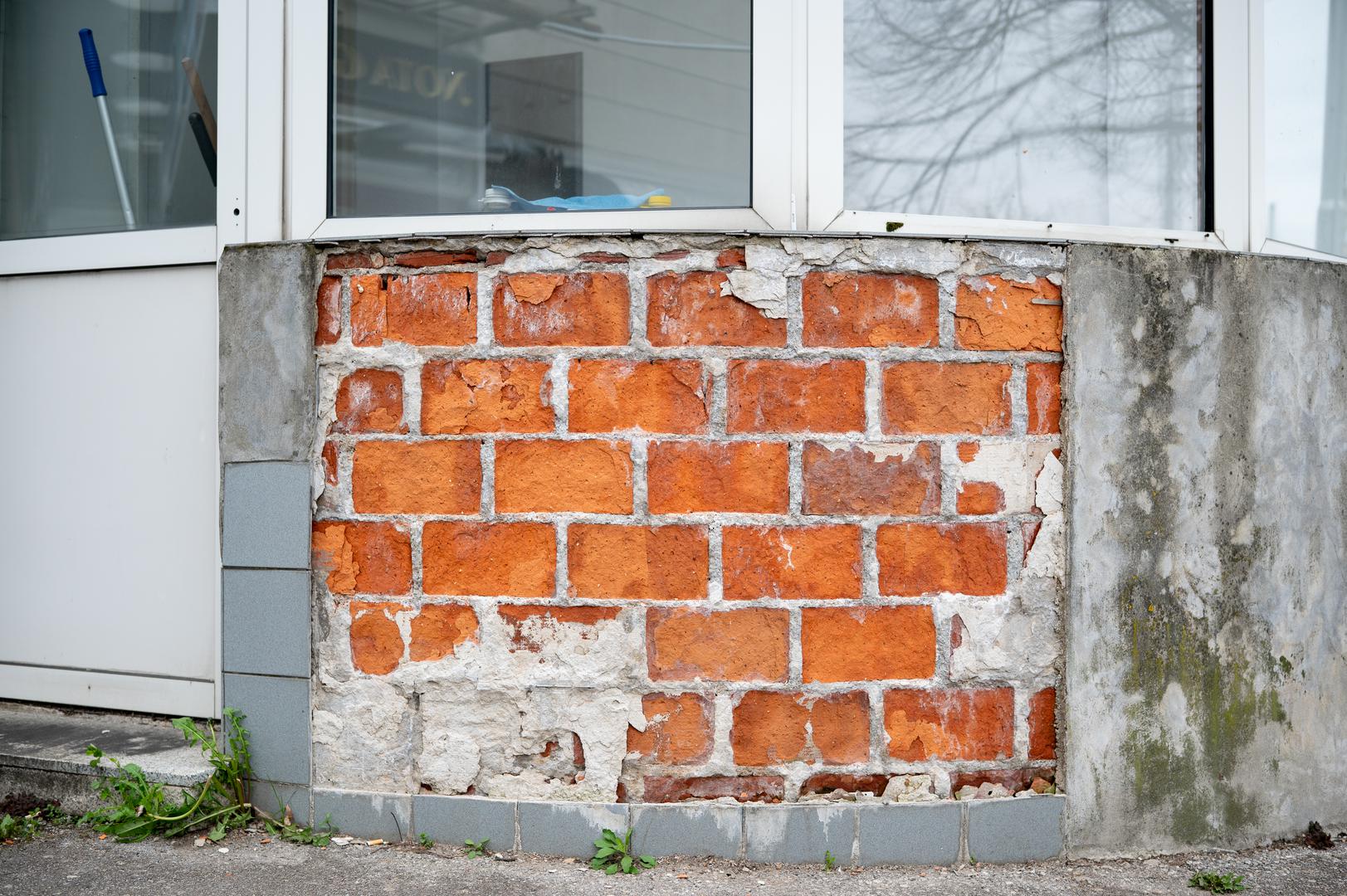 Putnici svakodnevno prolaze uz oštećeni dio objekta, čekajući tramvaj na jednoj od važnijih točaka u gradu.