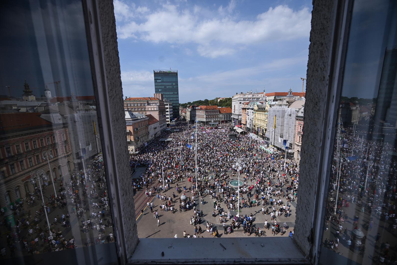 Na transparentima prosvjednici traže odgovornost institucija i zaštitu Like. Tisuće ljudi na Trgu pogledajte u našoj galeriji.