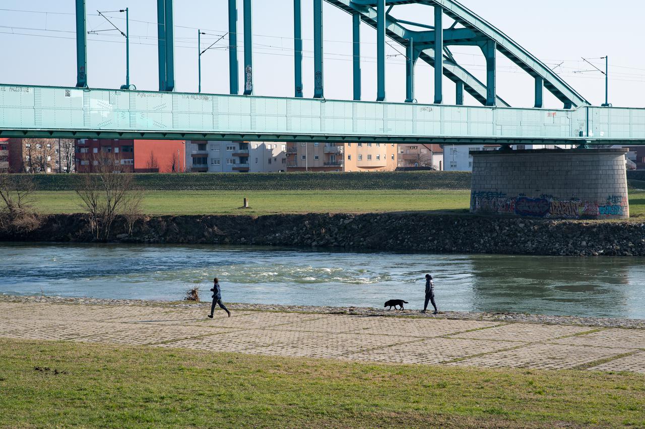 Zagreb: Sunčani dan na nasipu 