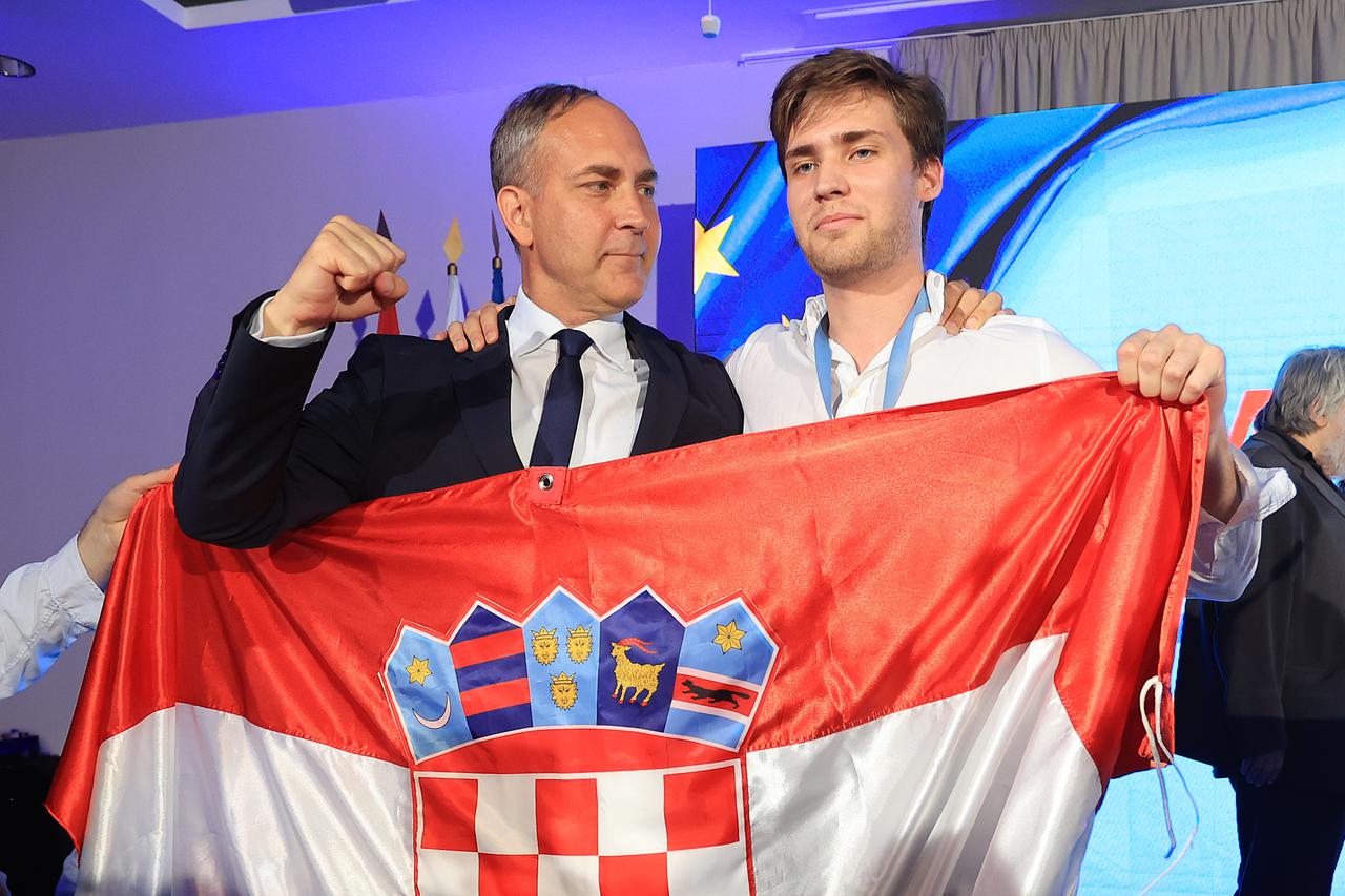 Zagreb: Bartulica u stožeru Domovinskog pokreta slavio s kolegama i održao govor