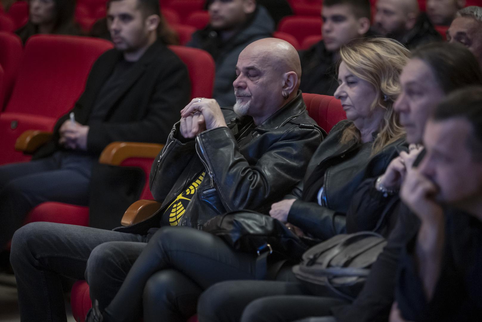 Albumi "Opća opasnost" i "Amerika" te hitovi "Jednom kad noć", "To sam ja" i "Treba mi nešto jače od sna" obilježili su 90-e. Nakon pauze, bend se 2008. vratio, a pjesma "Tvoje ime čuvam" 2012. im je donijela Porin za hit godine.