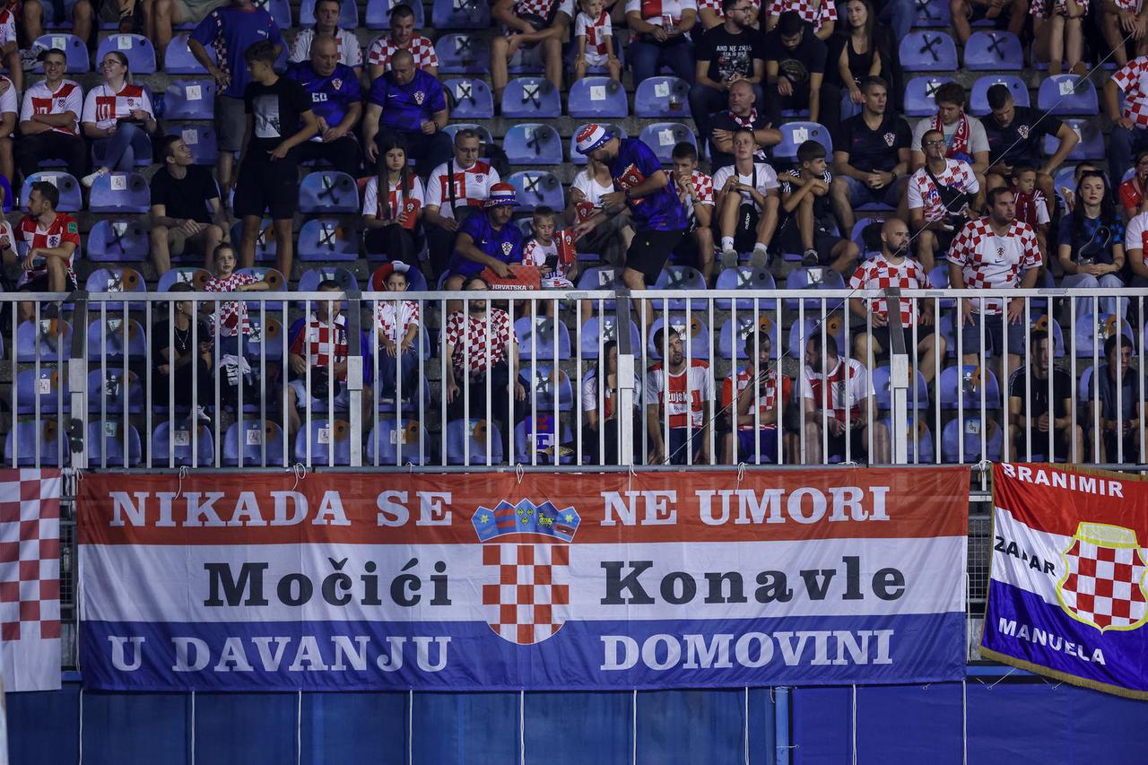 Atmosfera na tribinama tijekom susreta Hrvatske i Crne Gore u kvalifikacijama za Svjetsko prvenstvo