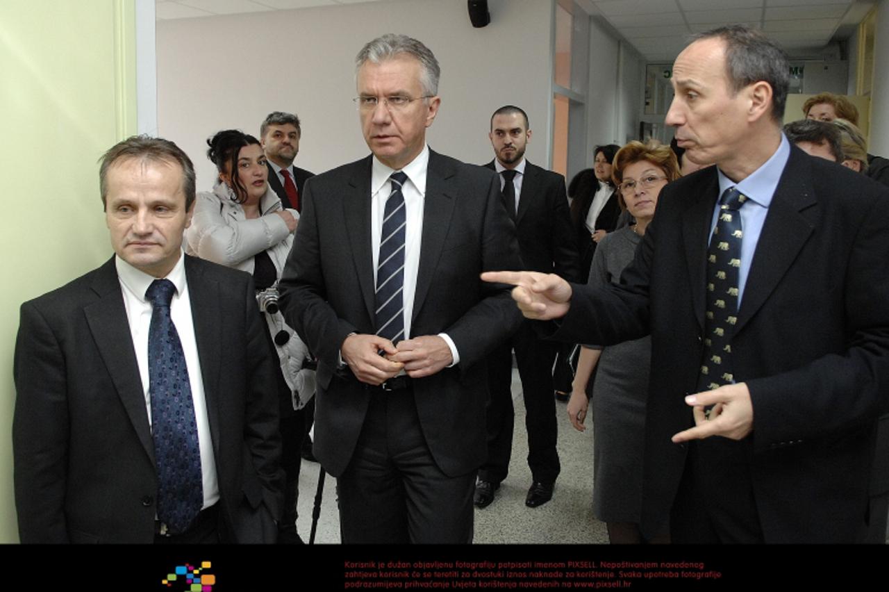 '24.01.2012., Cakovec - Ministar zdravlja Rajko Ostojic posjetio je i obisao zupanijsku bolnicu Cakovec. Zupan Ivan Perhoc, Rajko Ostojic i ravnatelj doma zdravlja Branko Vrcic.  Photo: Vjeran Zganec-