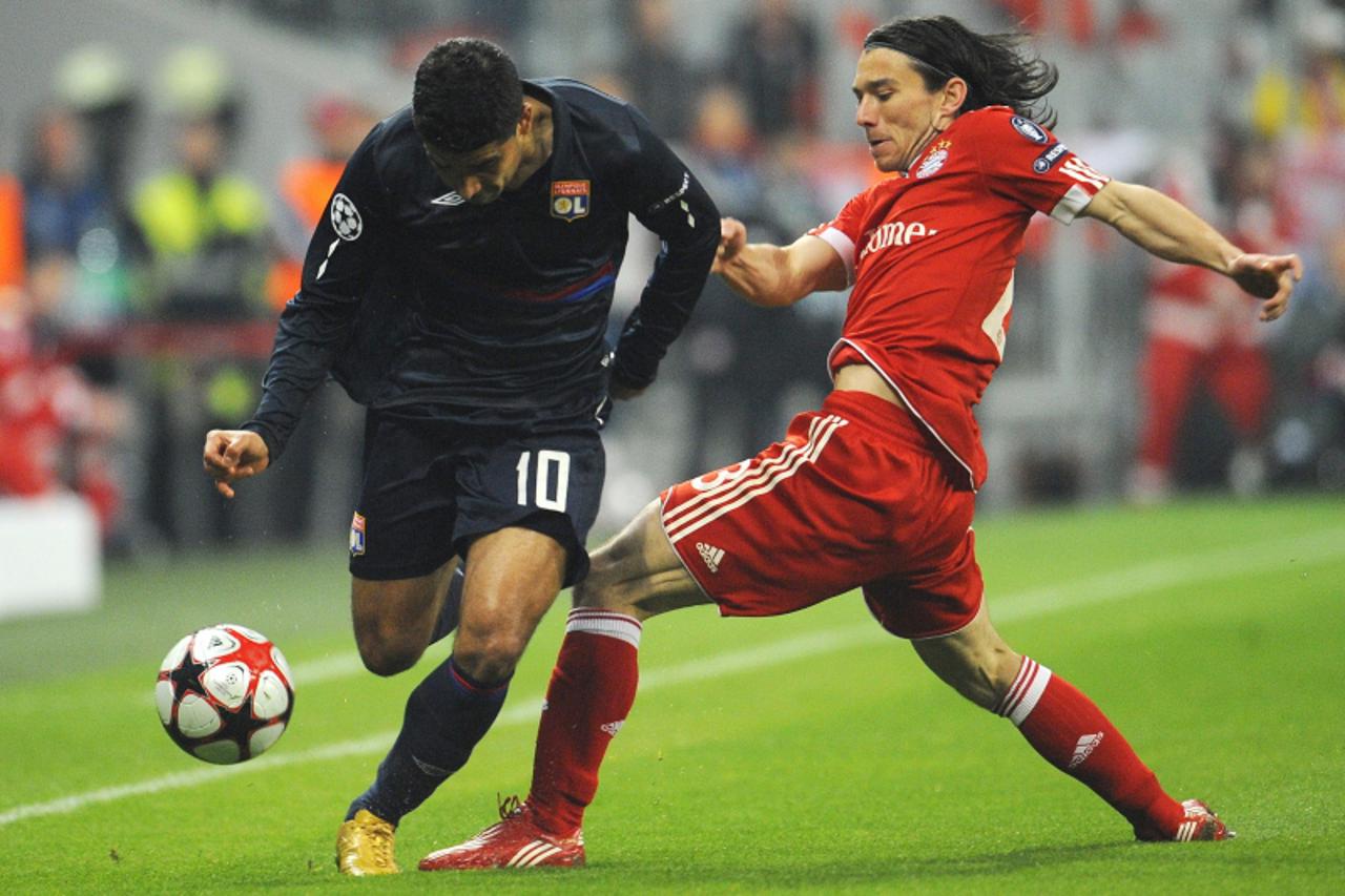 'Bayern Munich\'s Croatian defender Danijel Pranjic (R) and Olympique Lyonnais\' Brazilian midfielder Ederson vie for the ball during the first leg UEFA Champions League semi-final football match FC B