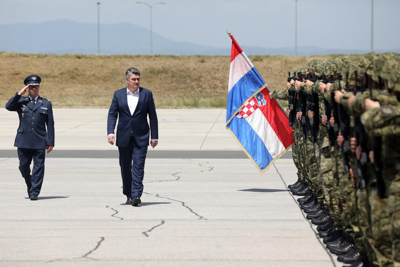 Zagreb: Preuzimanje helikoptera Black Hawk kojem su nazočili Milanović i Banožić