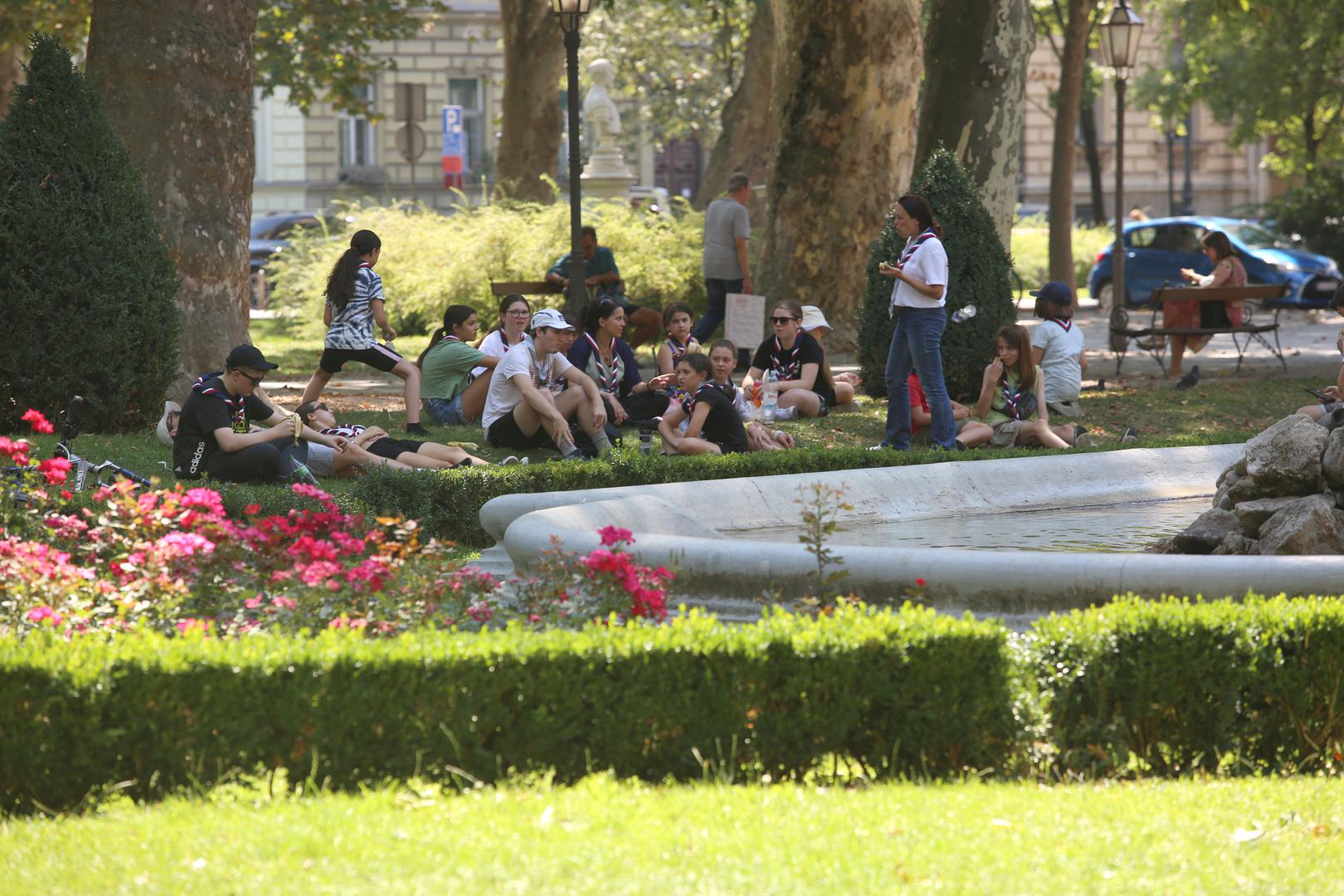22.07.2022., Zagreb - Gradjani na razne nacine pronalaze spas od visokih ljetnih temperatura. Photo: Lovro Domitrovic/PIXSELL
