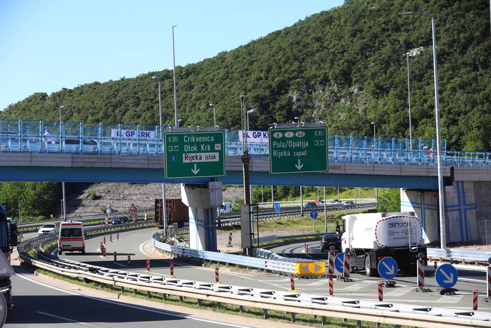  Radovi rekonstrukcije i dogradnje čvora Orehovica na autocesti A6, vrijedni 7,2 milijuna eura, završeni su dva mjeseca prije roka, a čvor Orehovica u četvrtak su obišli predsjednik Vlade Andrej Plenković i potpredsjednik Vlade i ministar mora, prometa i infrastrukture Oleg Butković.