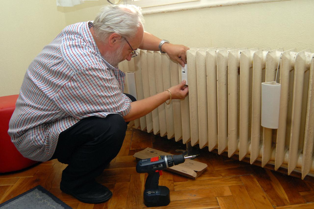 17.10.2009., Vinkovci - Pocela je ugradnja razdjelnika na radijatore u zgradama kako bi stanari mogli kontrolirati stvarnu potrosnju energije.  Photo: Goran Ferbezar/VLM/Pixsell