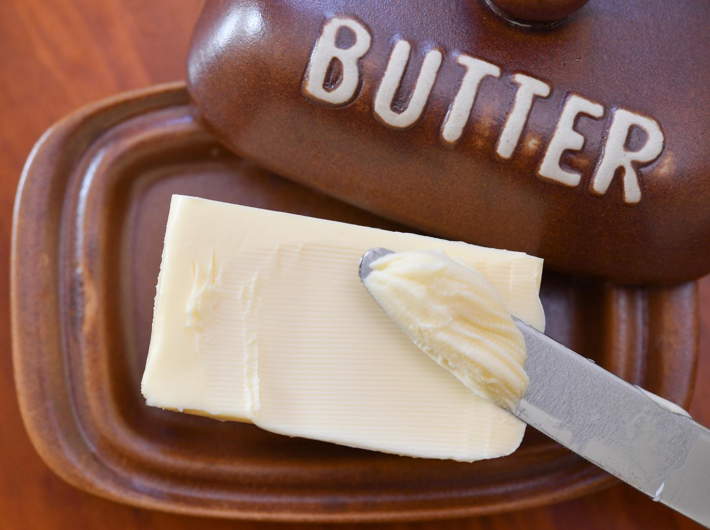 MASLAC NA OPEKLINAMA Oko 19 posto sudionika istraživanja potvrdilo je kako je isprobalo ovaj lijek kako bi ublažili bol i njih 48 posto tvrdi da im je pomoglo. Ipak, farmaceuti i liječnici kažu kako se ne preporučuje jer može pogoršati opekline jer maslac usporava oslobađanje topline iz tijela. 