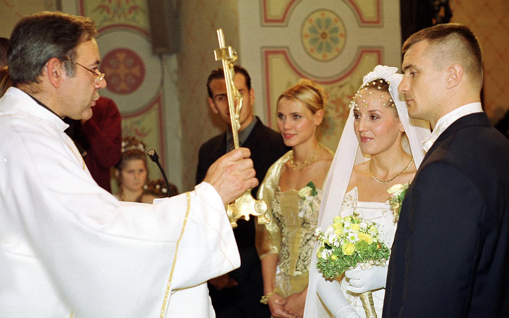 Mladence je vjenčao velečasni Mate Matić u crkvi udaljenoj nekoliko stotina metara od obiteljske kuće iz koje se Klaudija odselila. Par je prije svadbe živio u stanu u zagrebačkom kvartu Malešnica. Mirku je kum bio prijatelj iz djetinjstva Igor Jurić, a Klaudija je za kumu odabrala sestričnu Dubravku Šuker. Mladenku je do oltara doveo otac Mirko, a vjenčanje su u suzama ispratile ponosne majke Ana Filipović i Đurđa Šuker.