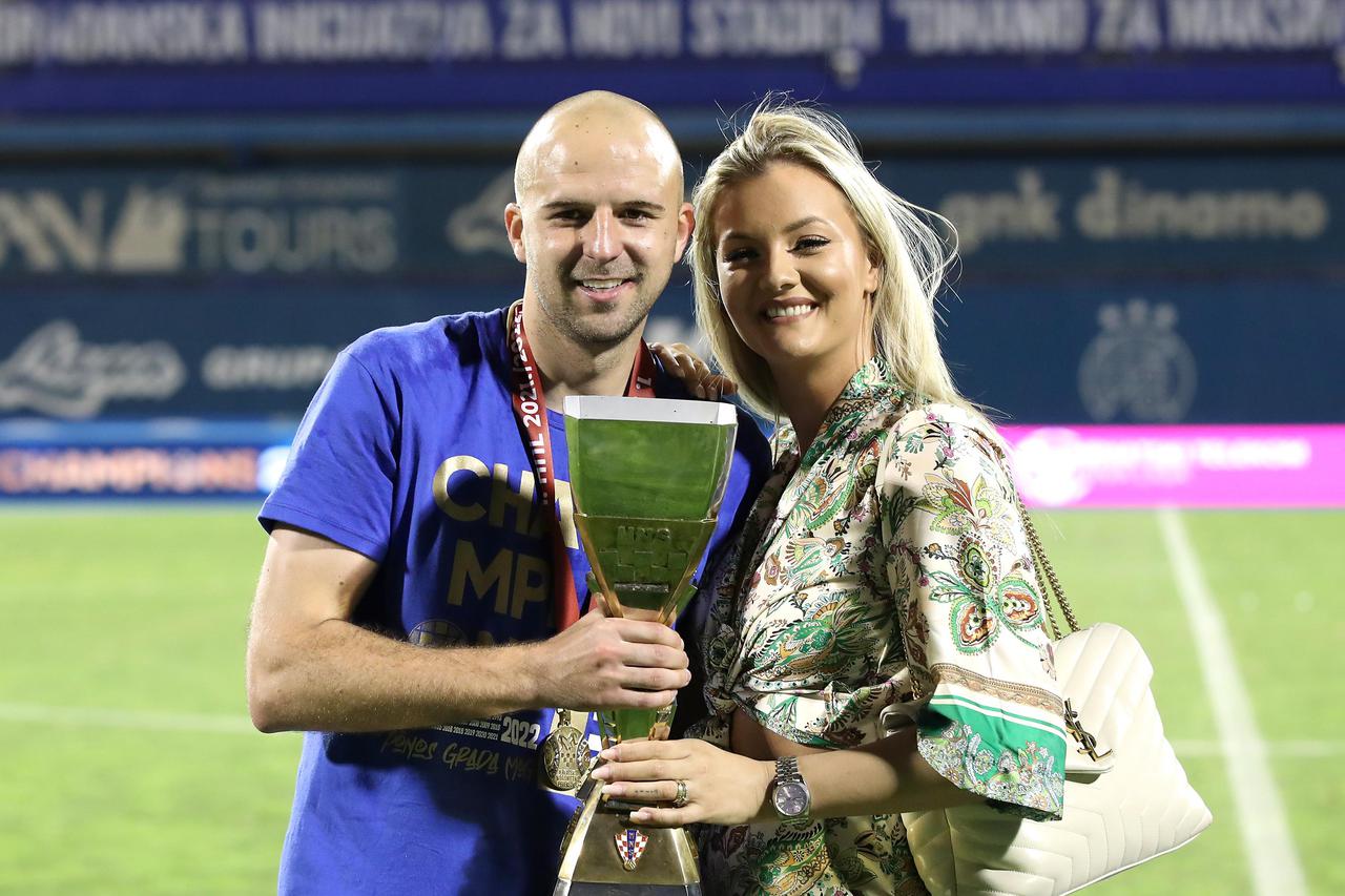 Nogometaši Dinama ponosno pozirali sa svojim obiteljima