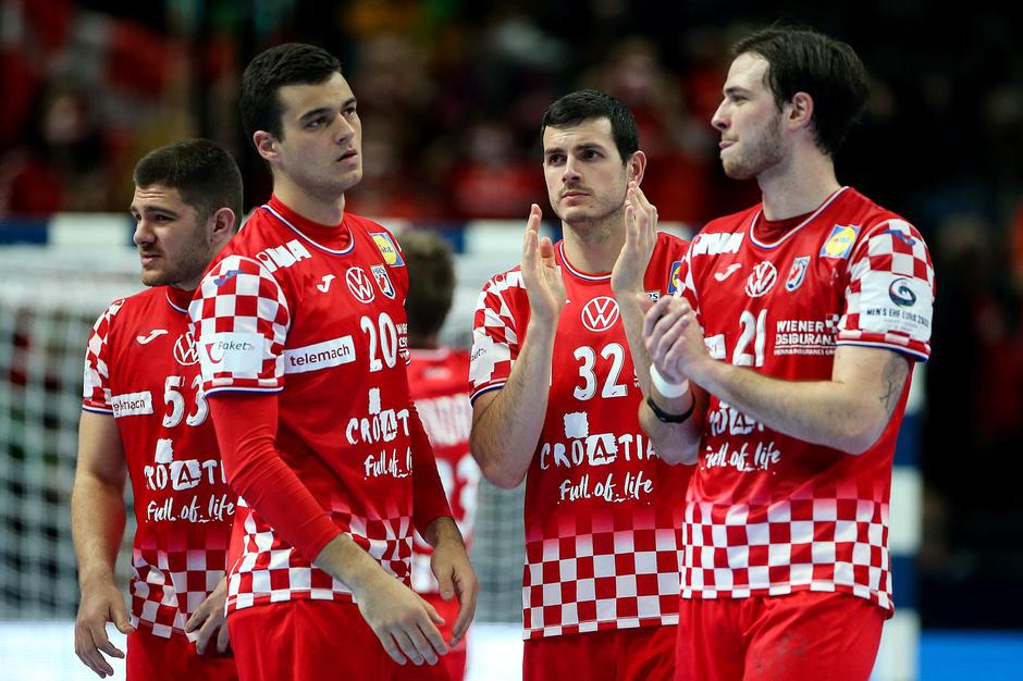 Hrvatski rukometaši nakon izgubljene utakmice od Danske pozdravljaju navijače