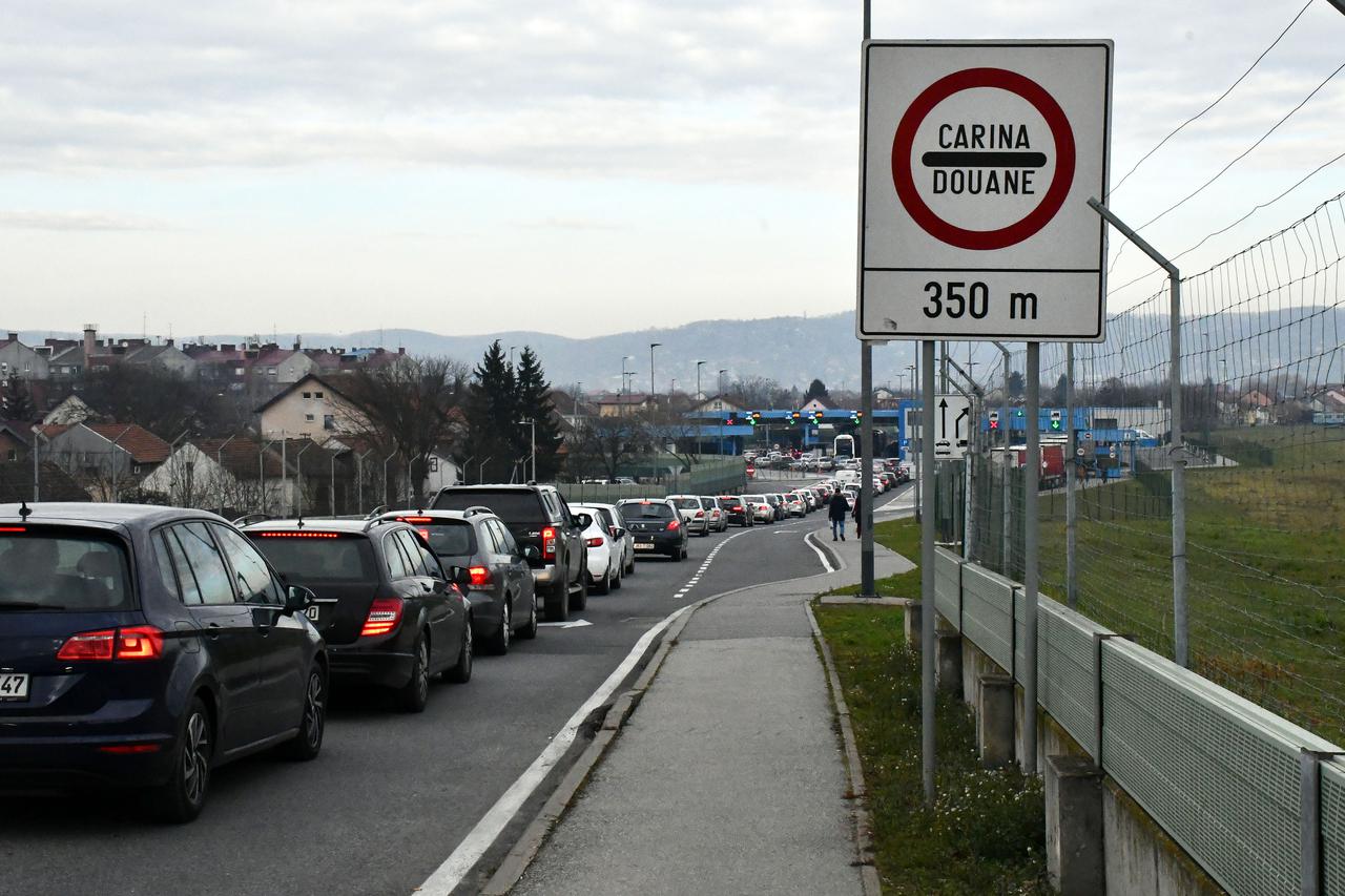 Kolone vozila na graničnom prijelazu u Slavonskom Brodu na ulasku u RH