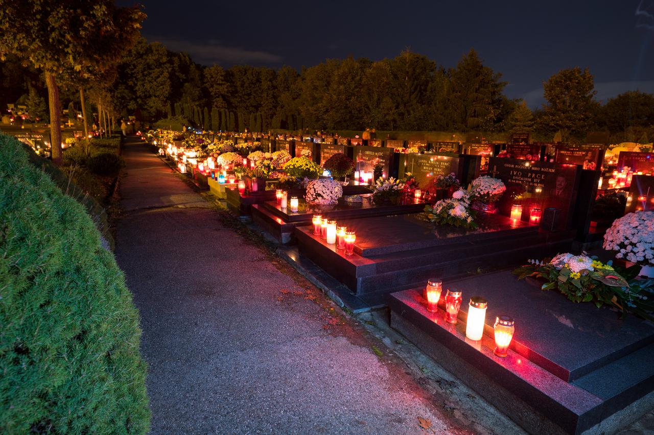 Zagrebačko groblje Mirogoj u večernjim satima