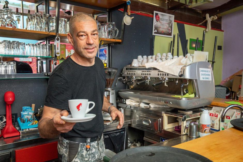 Željko Herceg radi kao radijski voditelj na pulskom radiju Maestral i vlasnik je kafića Cybercafe i centru Pule