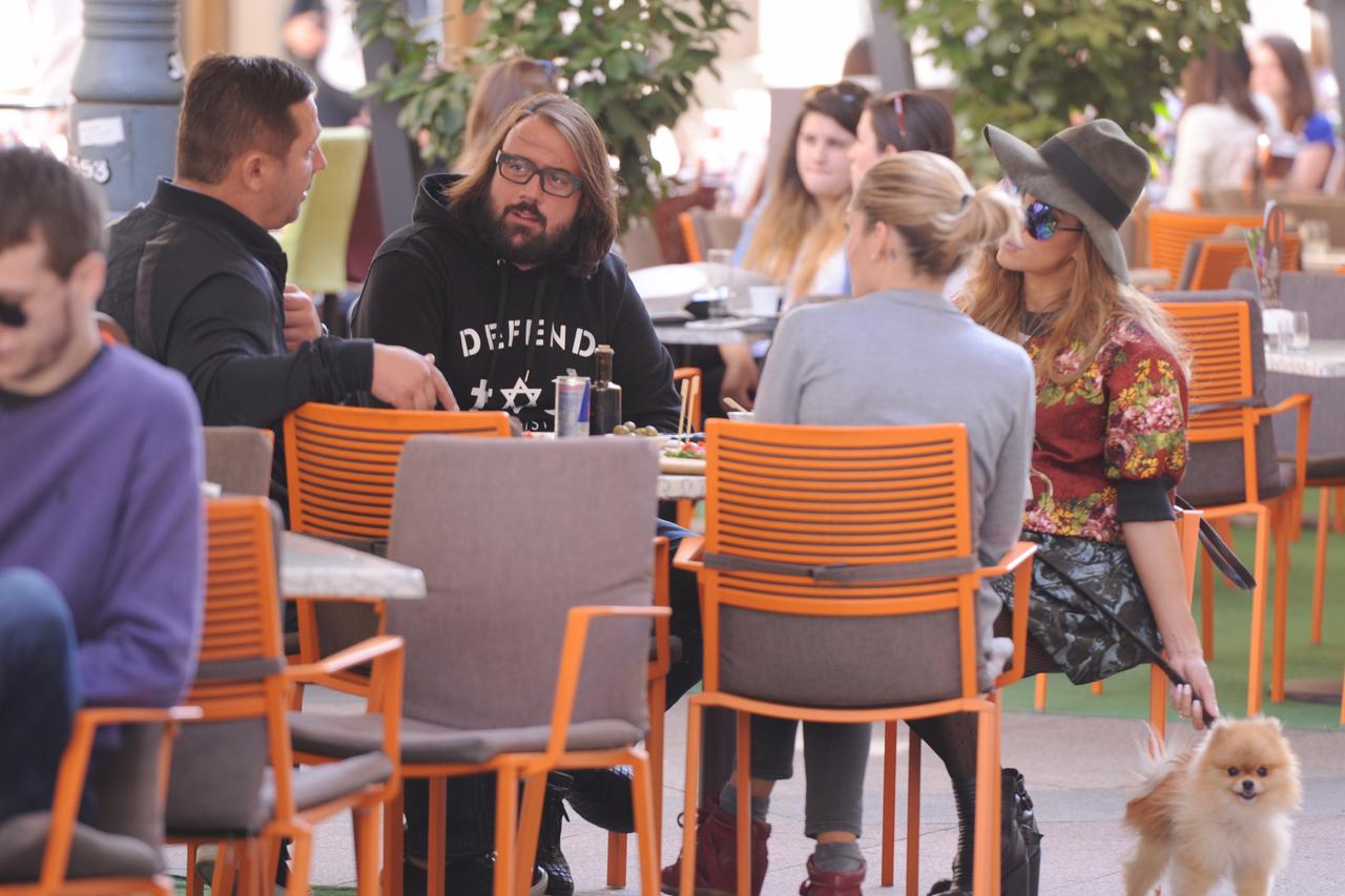 Zagreb: Trudna Nikolina Ristović u društvu supruga i prijatelja na kavi