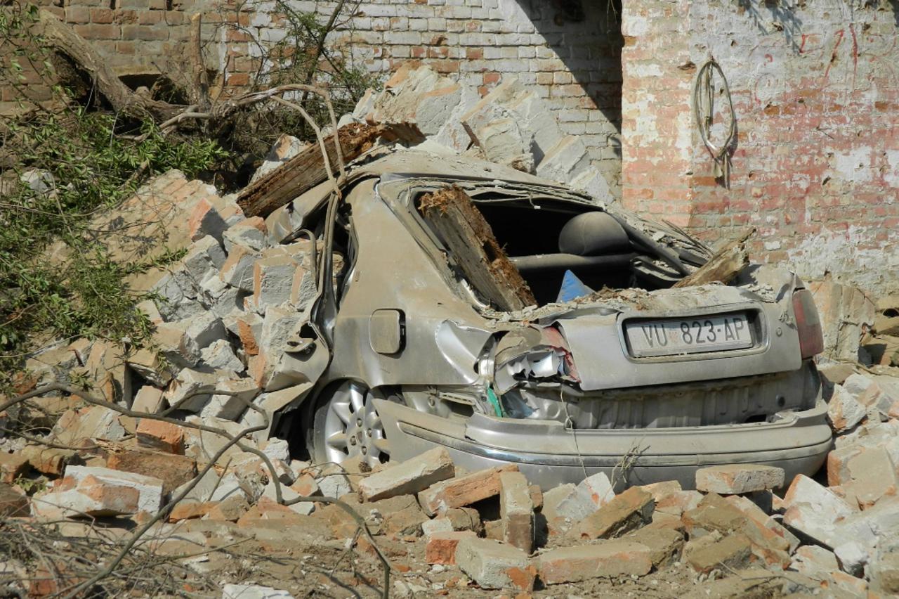 Urušio se zid i uništio automobil (1)