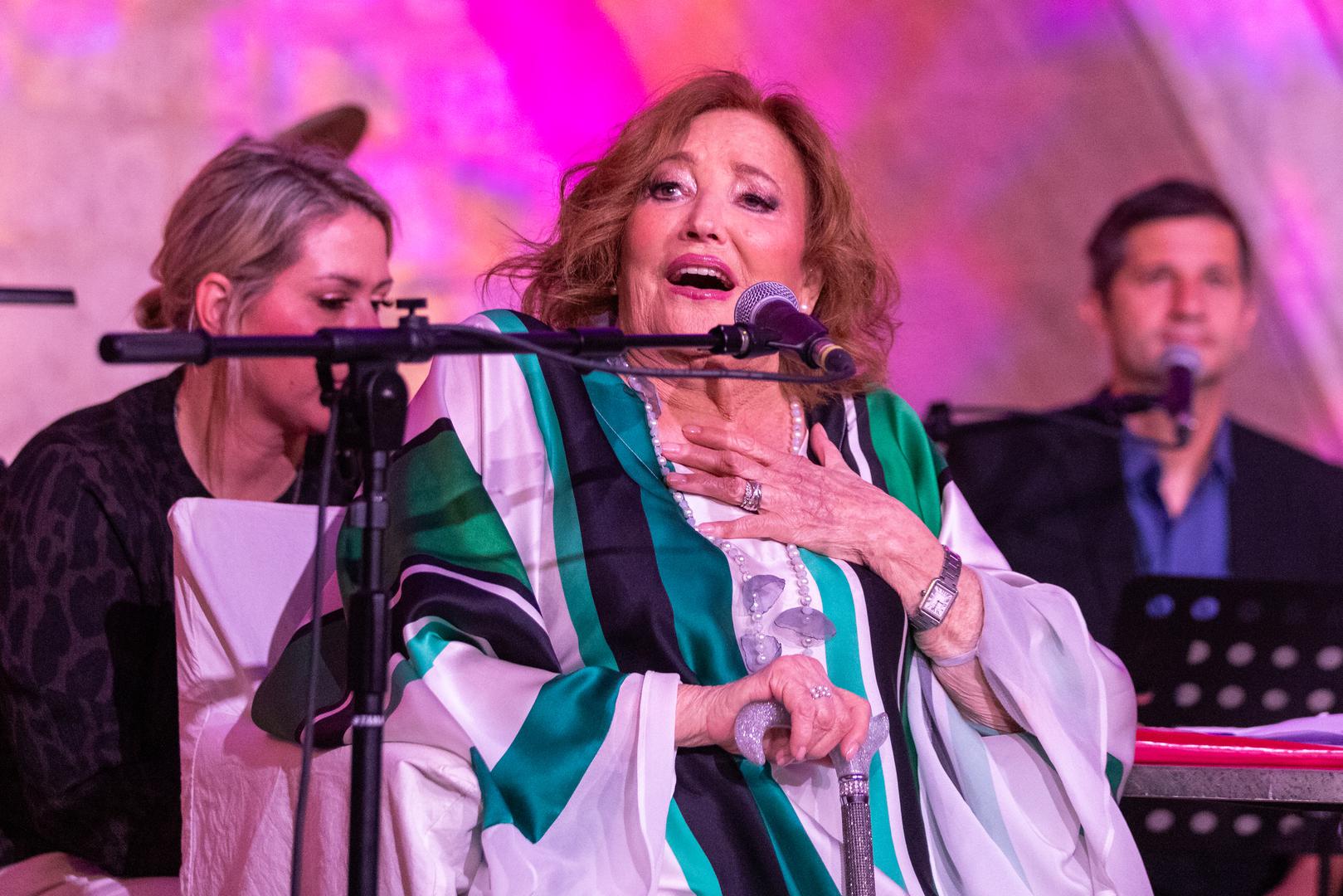 Legendarna glazbena diva Tereza Kesovija u nedjelju navečer održala je drugi koncert u Kneževom dvoru kojim se oprostila od publike u svom rodnom gradu.