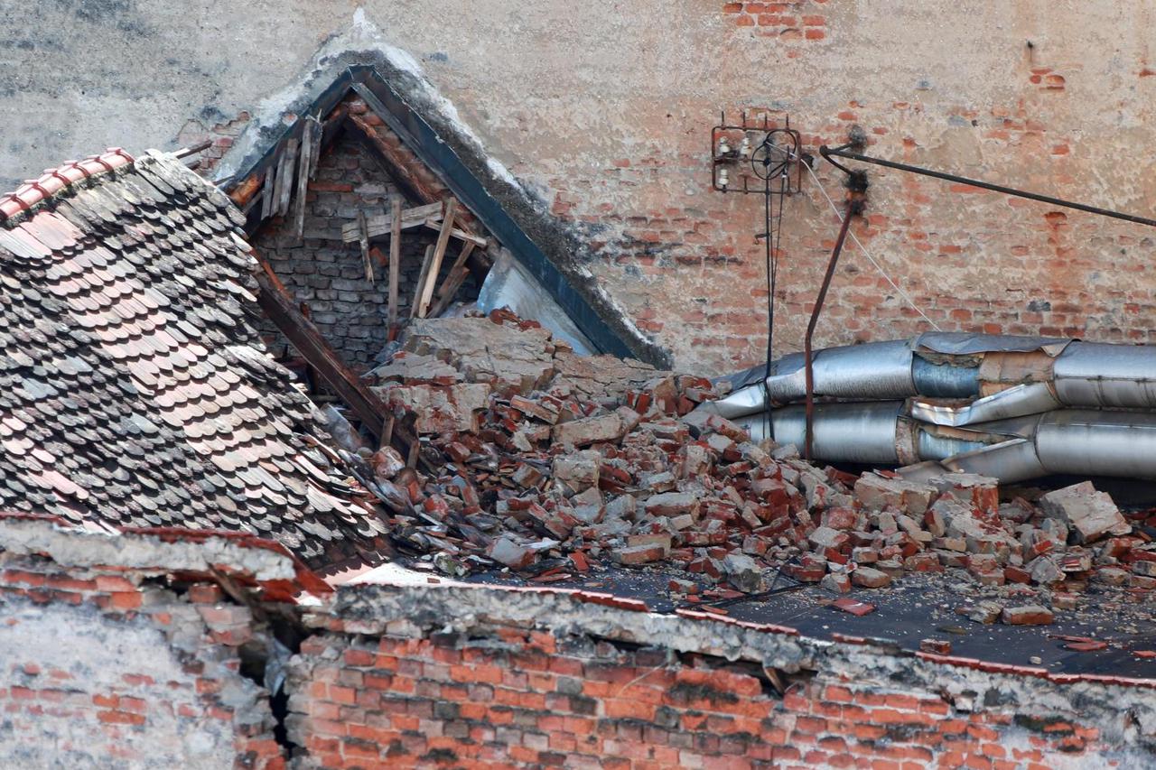 Zagreb: Pogled s Gornjeg grada na krovove oštećene u potresu