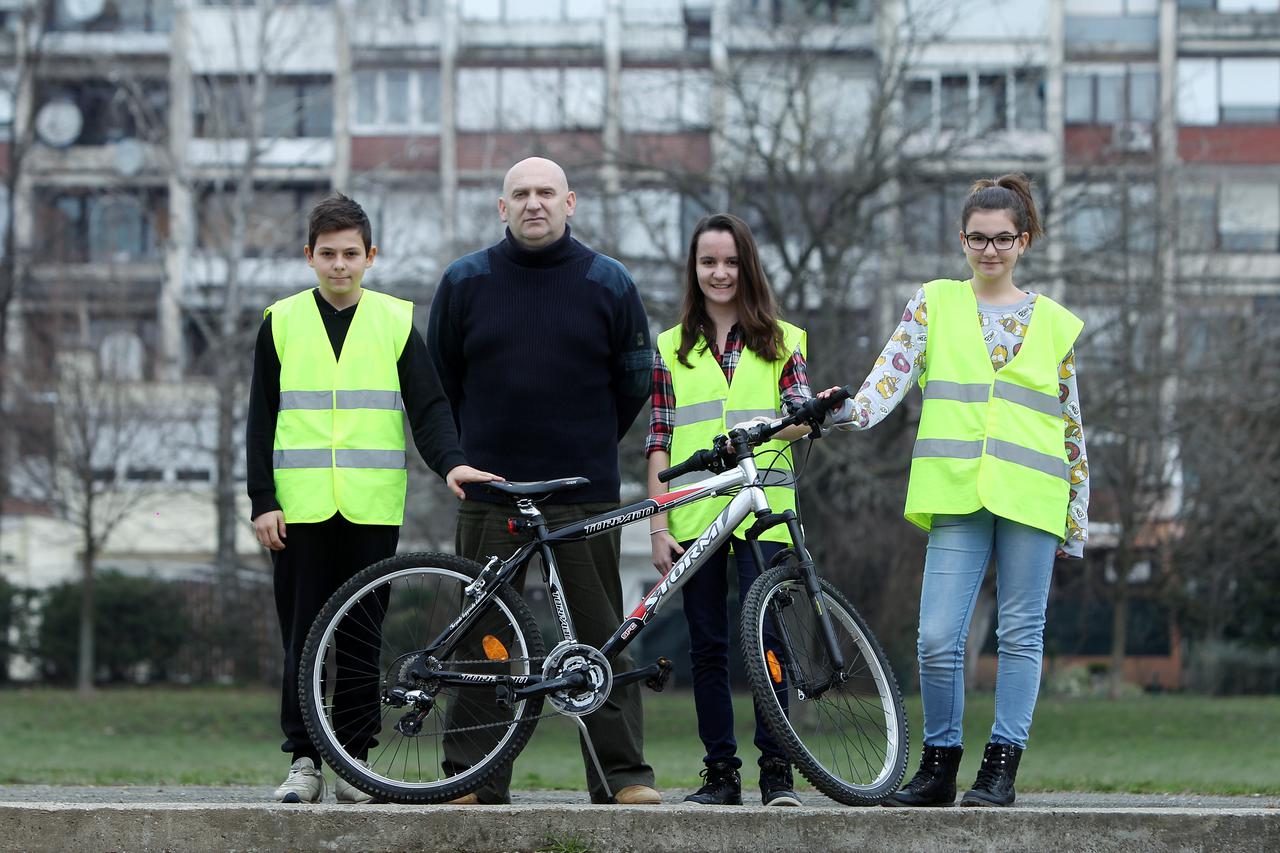 29.01.2015., Zagreb - Osnovna skola Gustava Krkleca, Travno, profesor Josip Funtak i ucenici Dorotea Jedut, Lorena Vukovic i Vito Kurtic su osmislili projekt poboljsanja biciklisticke infrastrukture u kvartu. Photo: Goran Jakus/PIXSELL