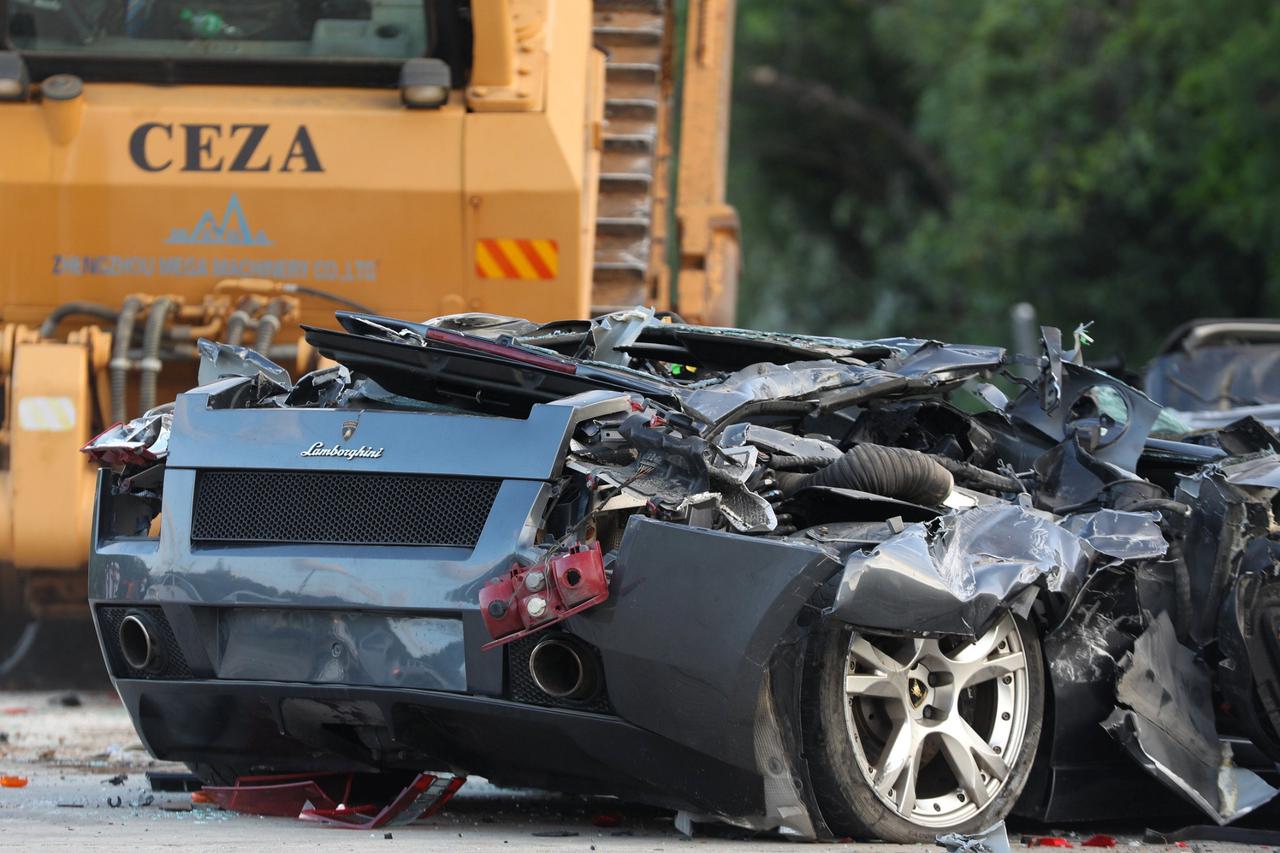 Filipinska vlada uništava luksuzne automobile